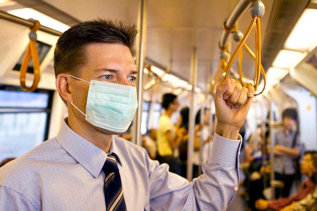 Mann mit Mundschutz in der U-Bahn Mann mit Mundschutz in der U-Bahn