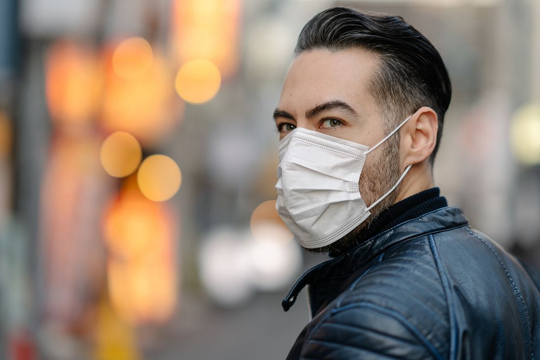 Mann mit Maske Mann mit Maske