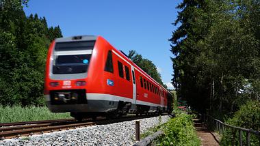 Regionalbahn - Foto: iStock/Dafinchi