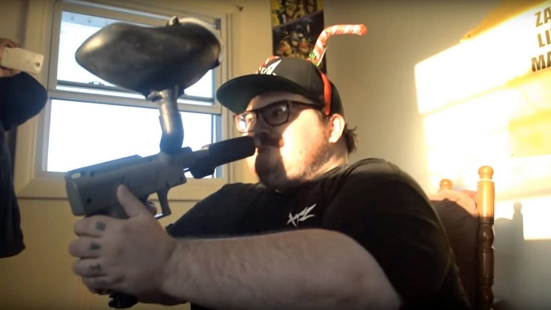 Ein Mann schießt sich mit einer Paintball-Pistole selbst ins Gesicht