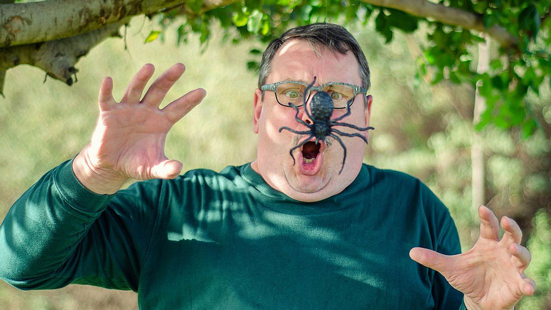 Mann mit Arachnophobie Arachnophobiker