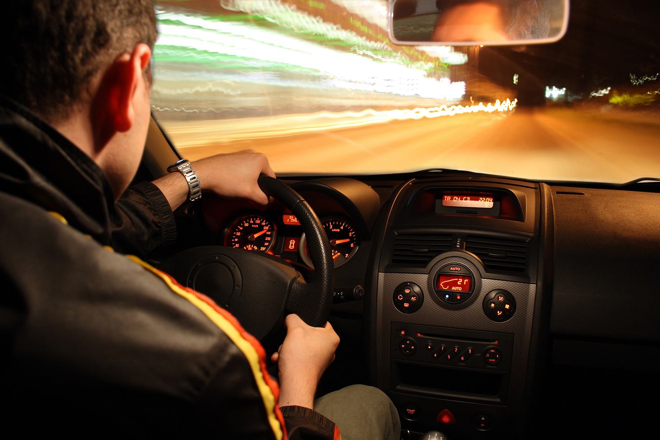 Mann sucht Gegner für illegales Autorennen - gerät an den Falschen Fahrer rast durch Tunnel