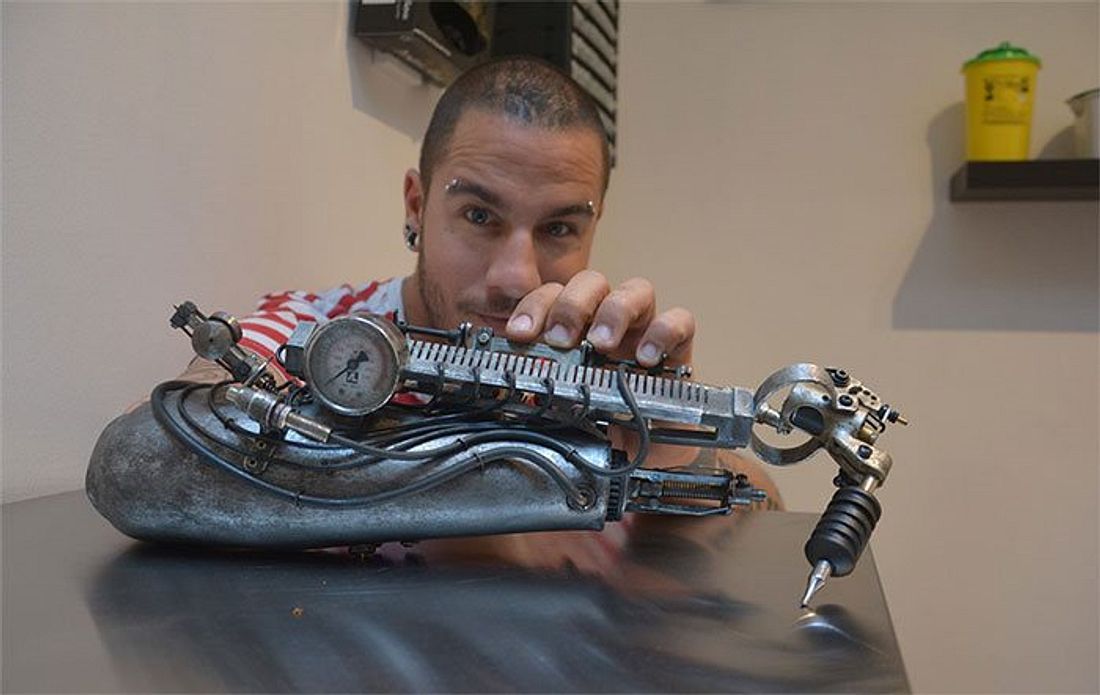 Der Franzose JC Sheitan Tenet  tätowiert mit einer Arm-Prothese