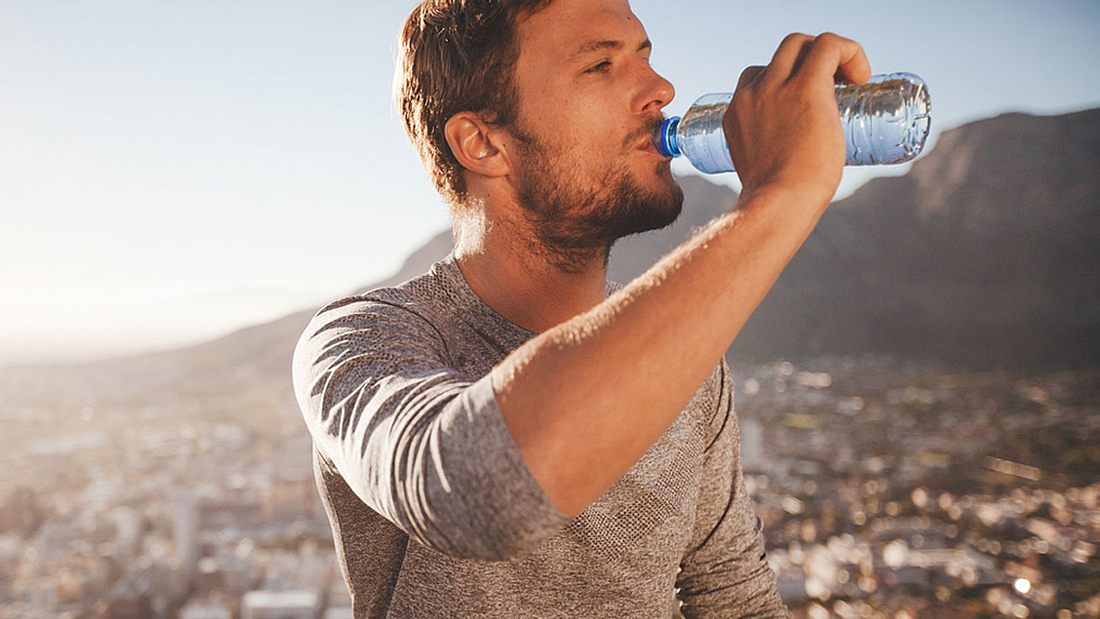 Mann trinkt Wasser Mann trinkt Wasser