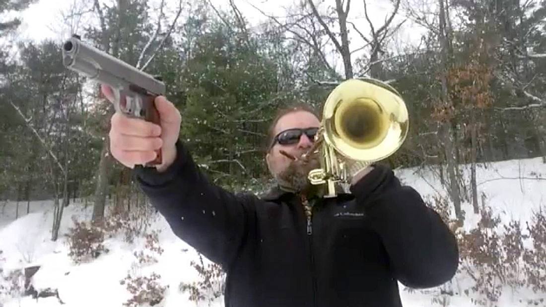 Charlie Cook covert weltberühmte Songs mit seiner Pistole und Trompete