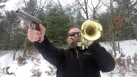 Charlie Cook covert weltberühmte Songs mit seiner Pistole und Trompete - Foto: YouTube/CharlieCook