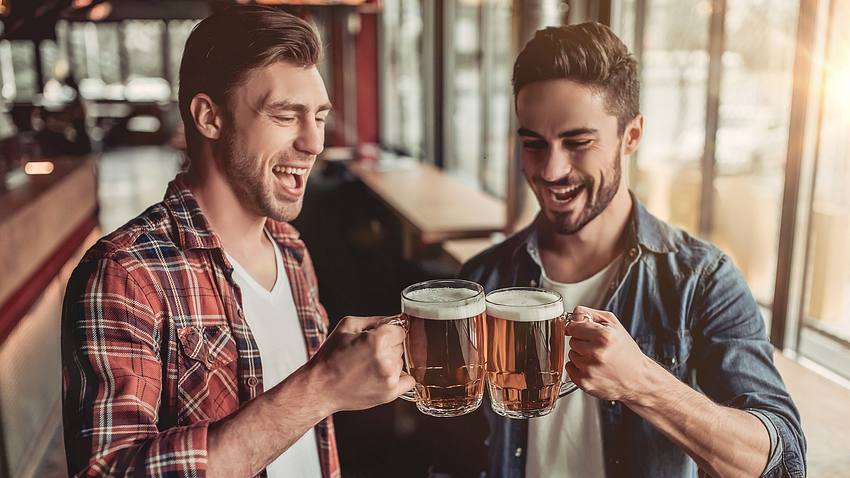 Männer trinken Bier - Foto: iStock / Vasyl Dolmatov