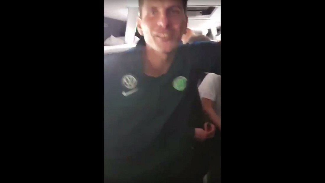 Mario Gomez ist ein Hurensohn: Der Vfl Wolfsburg sing im Mannschaftsbus den Schmägesang der Braunschweiger Fan
