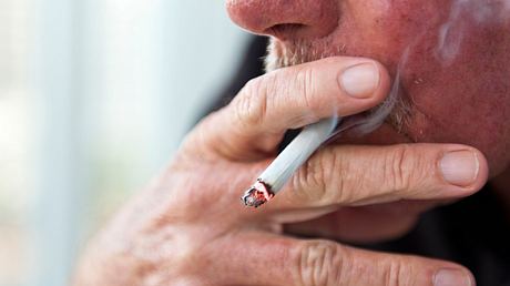 Mann raucht Zigarette - Foto: iStock/Juanmonino