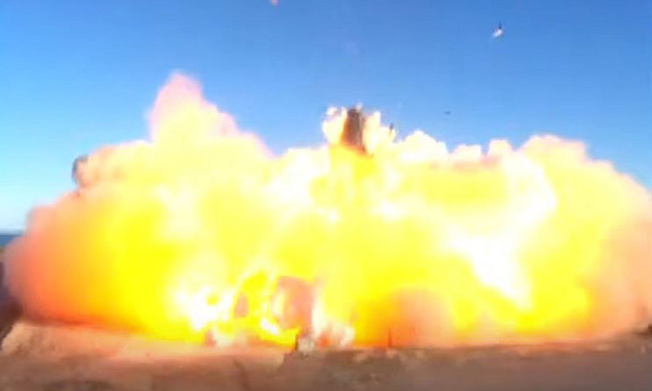 Explosion einer Rakete beim Landeanflug