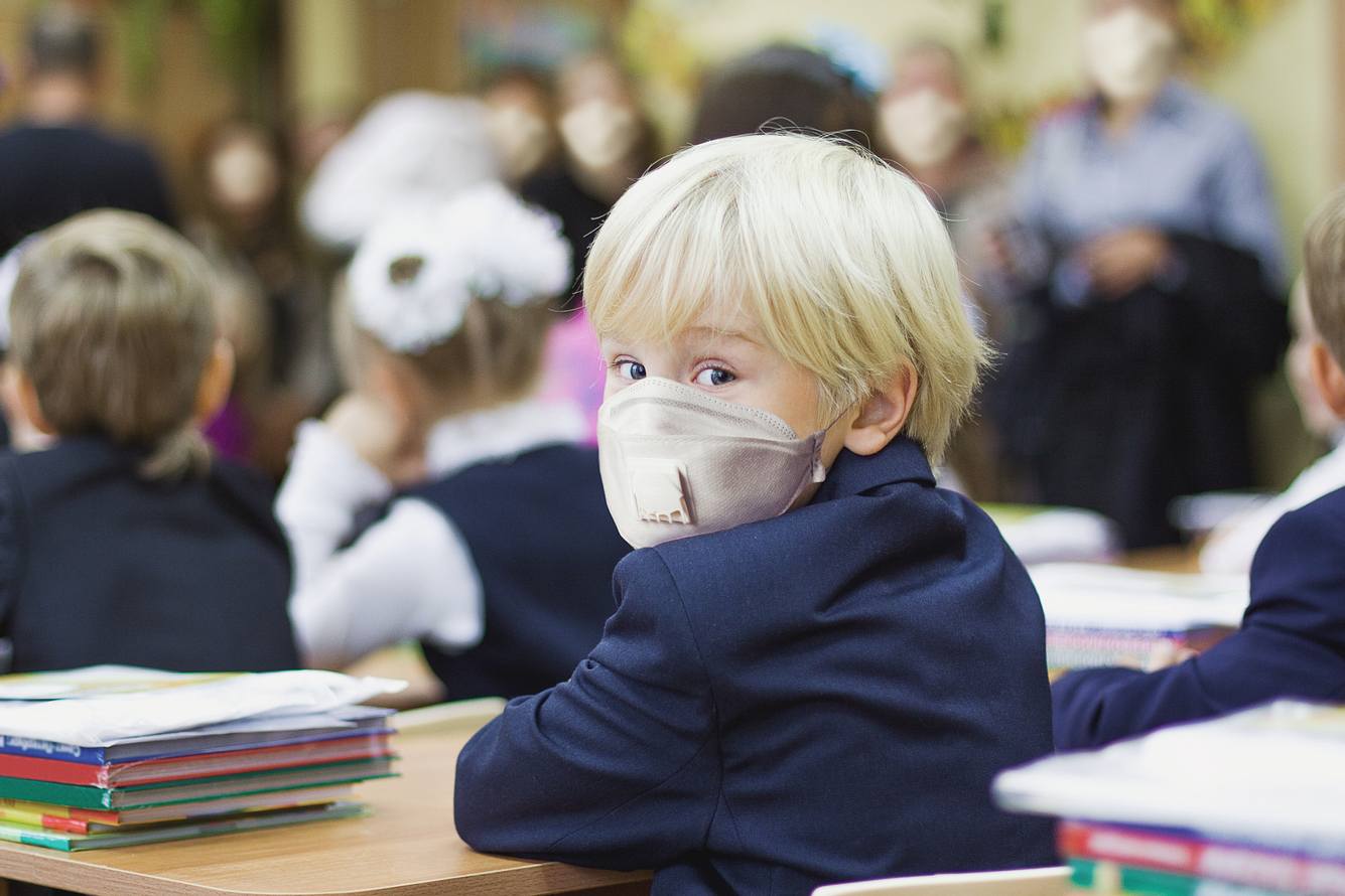Masken-Pflicht: Drama um Trinkverbot an Schule - Kultusministerium äußert sich Schüler mit Maske im Unterricht