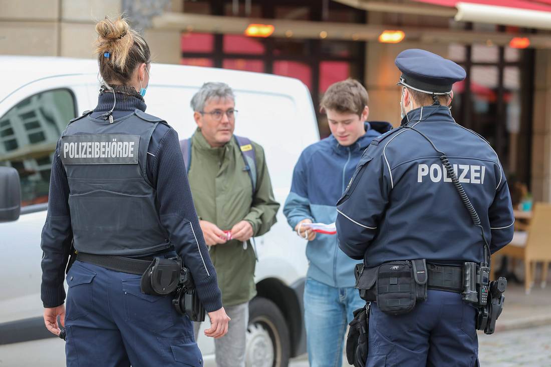 Maskenpflicht-Polizeikontrolle Maskenpflicht-Polizeikontrolle