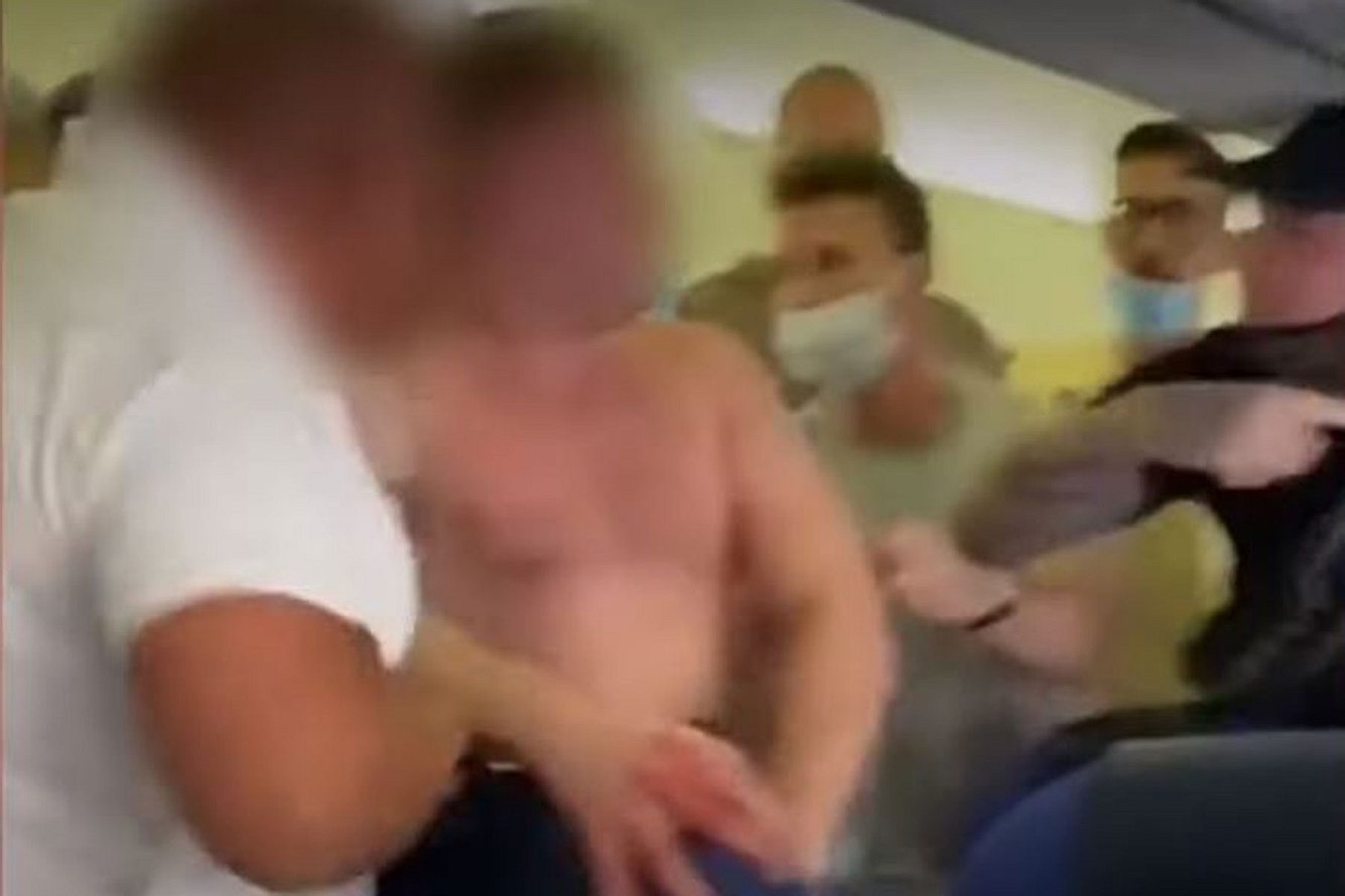 Maskenverweigerer bekommt Prügel im Party-Flieger nach Ibiza Schlägerei an Bord eines KLM-Flugzeugs