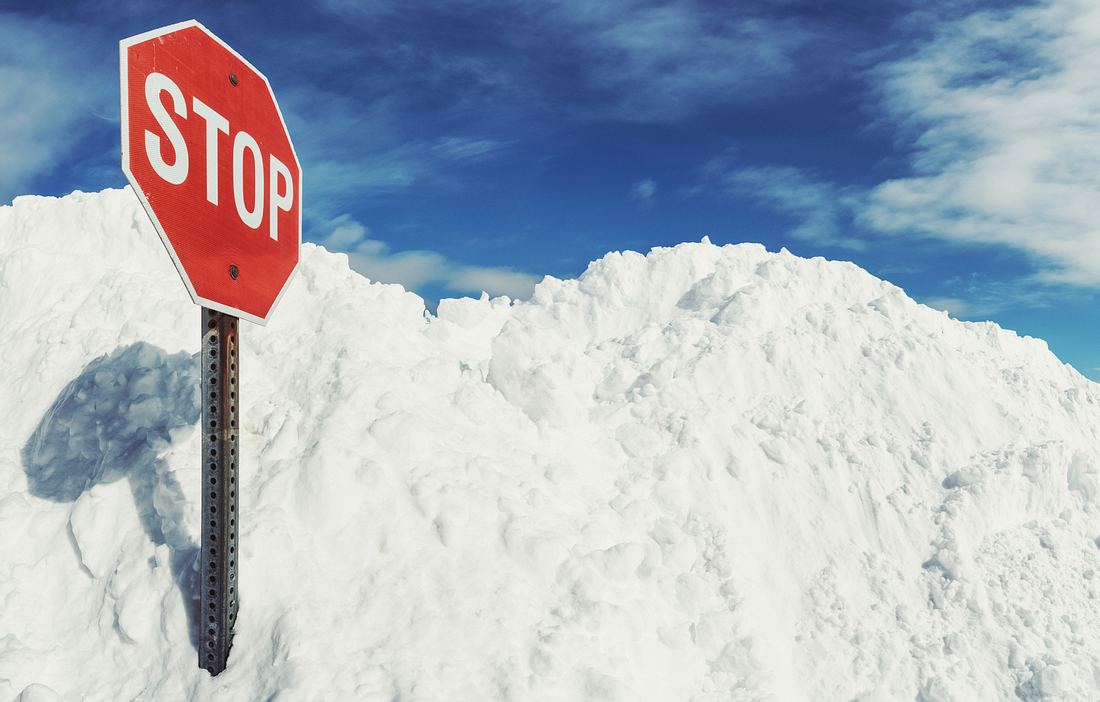 Massive Schneeansammlung Stoppschild in massiver Schneeansammlung