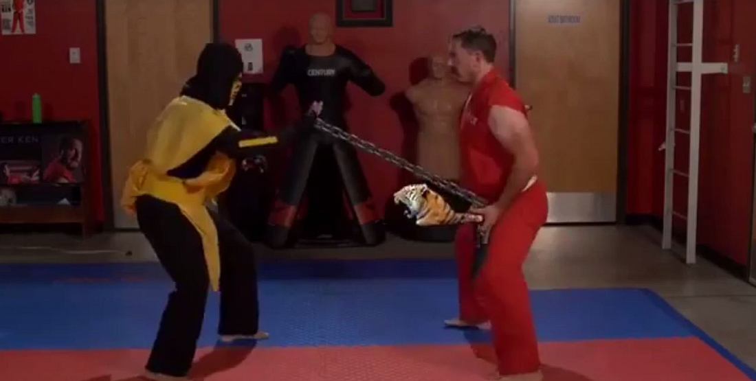 Master Ken zerstört Scorpion aus Mortal Kombat