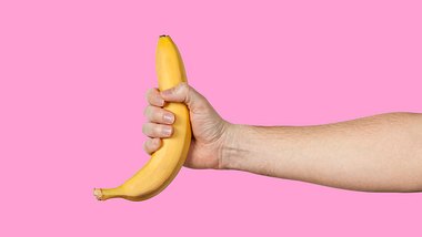 Hand hält Banane - Foto: iStock / Andrii Zastrozhnov