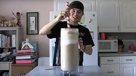 Wettkampf-Esser Matt Stonie trinkt 6-Liter-Milchshake in unter 5 MInuten - Foto: YouTube/MattStonie