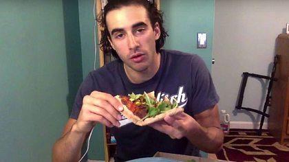 Veganer Matthew Blunt stellt vor laufender Kamera fast, dass Käse auf seiner Pizza ist - Foto: YouTube / POWSIMIAN