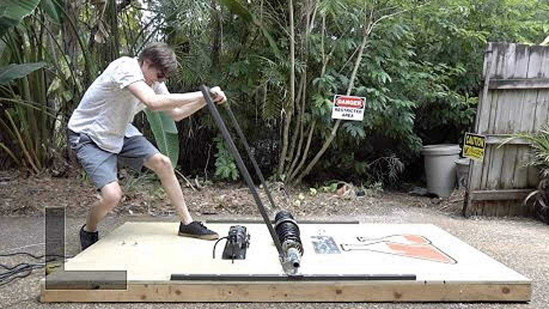 Viral-Wissenschaftler TheBackyardScientist zerstört Dinge per XXL-Mausefalle XXL-Mausefalle: TheBackyardScientist zerstört Dinge
