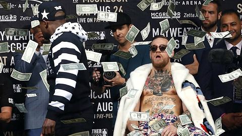 MayMac: Floyd Mayweather bewirft Conor McGregor mit Geld - Foto: YouTube / HBO