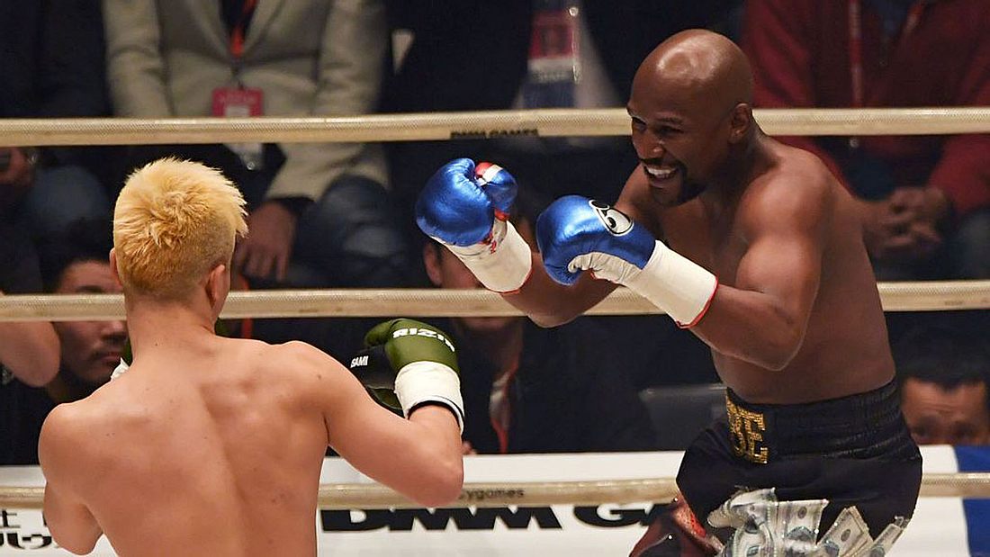 Floyd Mayweather Jr. deklassiert Tenshin Nasukawa. Floyd Mayweather Jr. deklassiert Tenshin Nasukawa.