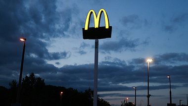 Mc-Donalds Logo bei Nacht - Foto: IMAGO / NurPhoto