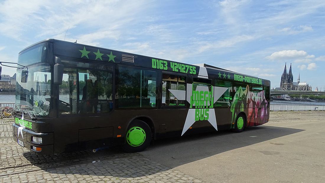 Mit solch einem Bus geht's durch die City Mit solch einem Bus geht's durch die City