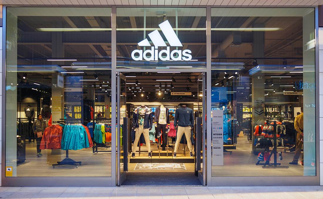Mega-Shitstorm: Adidas, H&M, Media Markt und Saturn streichen Mietzahlungen Ladenfront eines Adidas-Geschäfts