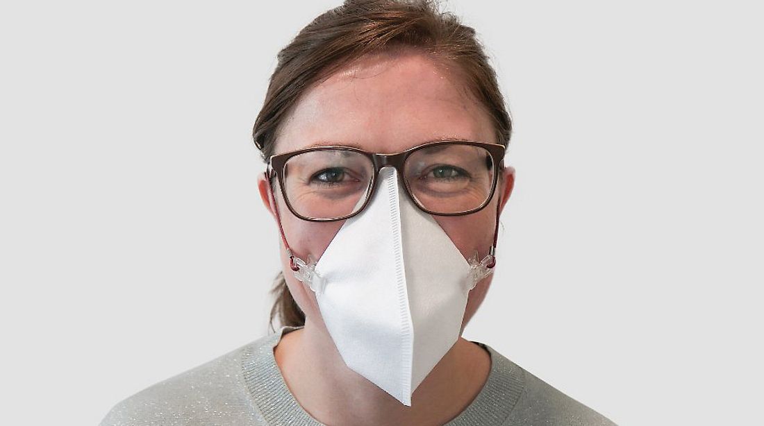 Melitta baut Virusmasken in Filtertütenform Frau trägt Virusmaske von Melitta