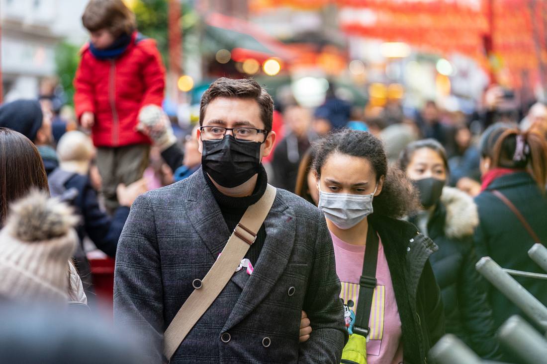 Menschen auf der Straße mit Atemschutzmasken Menschen auf der Straße mit Atemschutzmasken