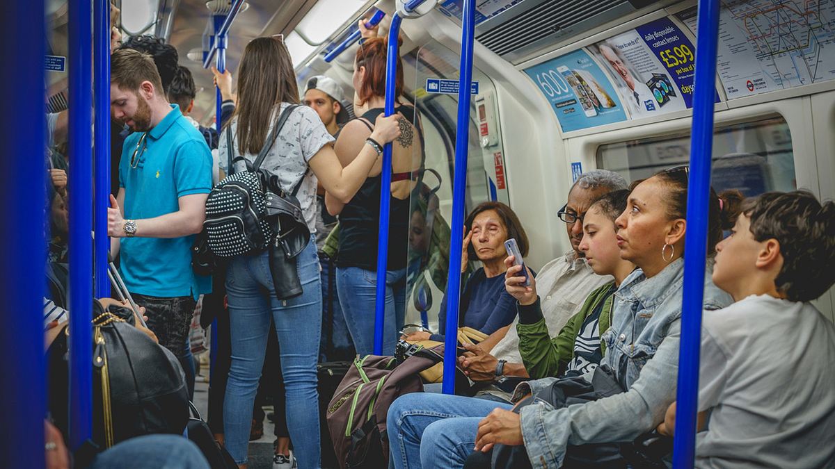 Menschen in der U-Bahn