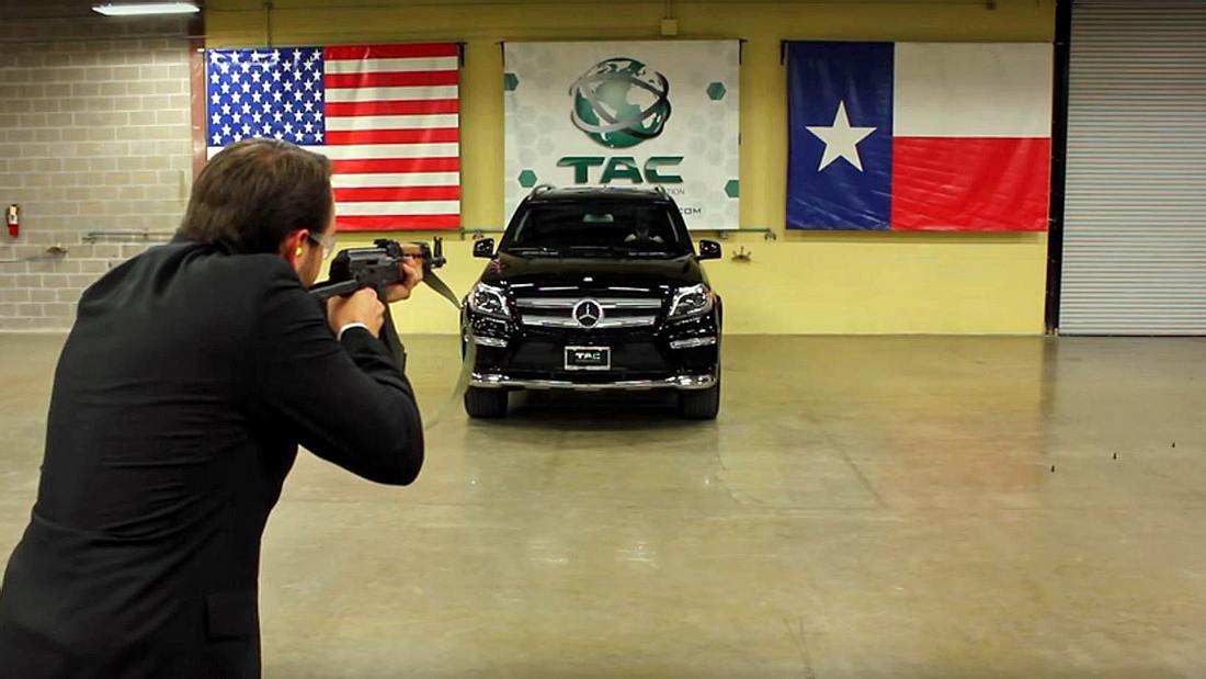 Trent Kimball sitzt in einem Mercedes-Benz, der mit einer AK-47 beschossen wird