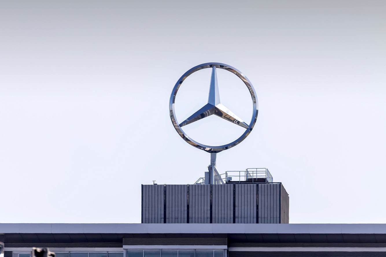 Stern über der Mercedes-Zentrale