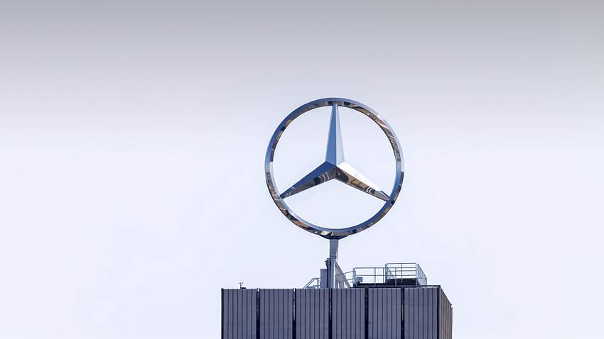 Stern über der Mercedes-Zentrale - Foto: IMAGO / Arnulf Hettrich