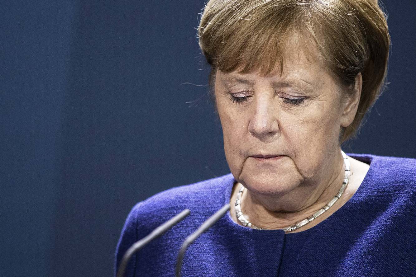 Merkel sieht wenig Chance auf Corona-Lockerungen – im Gegenteil Angela Merkel mit Blick nach unten