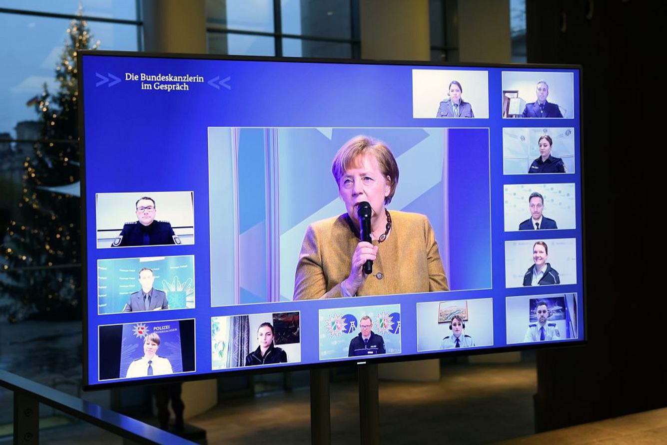 Angela Merkel auf Bildschirm