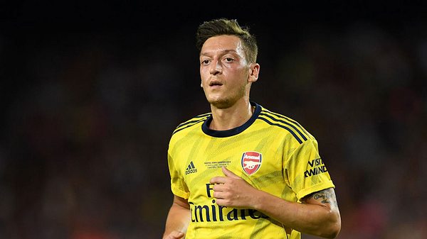 Mesut Özil und ein Bandenkrieg in London. - Foto: Getty Images/David Ramos 