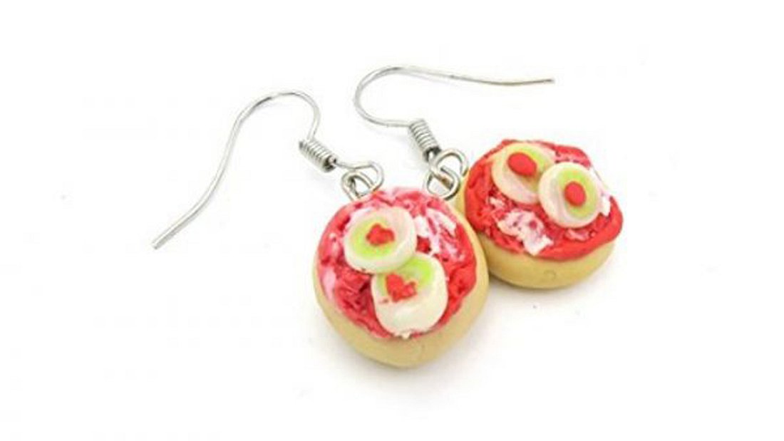 Männlicher Schmuck für die Frau: Mettbrötchen-Ohrringe Mettbrötchen-Ohrringe bei Amazon erhältlich