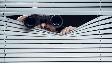 Spion mit Fernglas - Foto: iStock/D-Keine