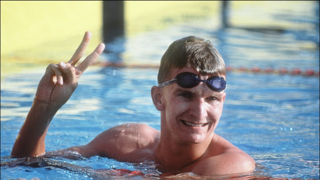 Michael Groß im Schwimmbecken, das Victory-Zeichen machend - Foto: Getty Images / COLLS / AFP
