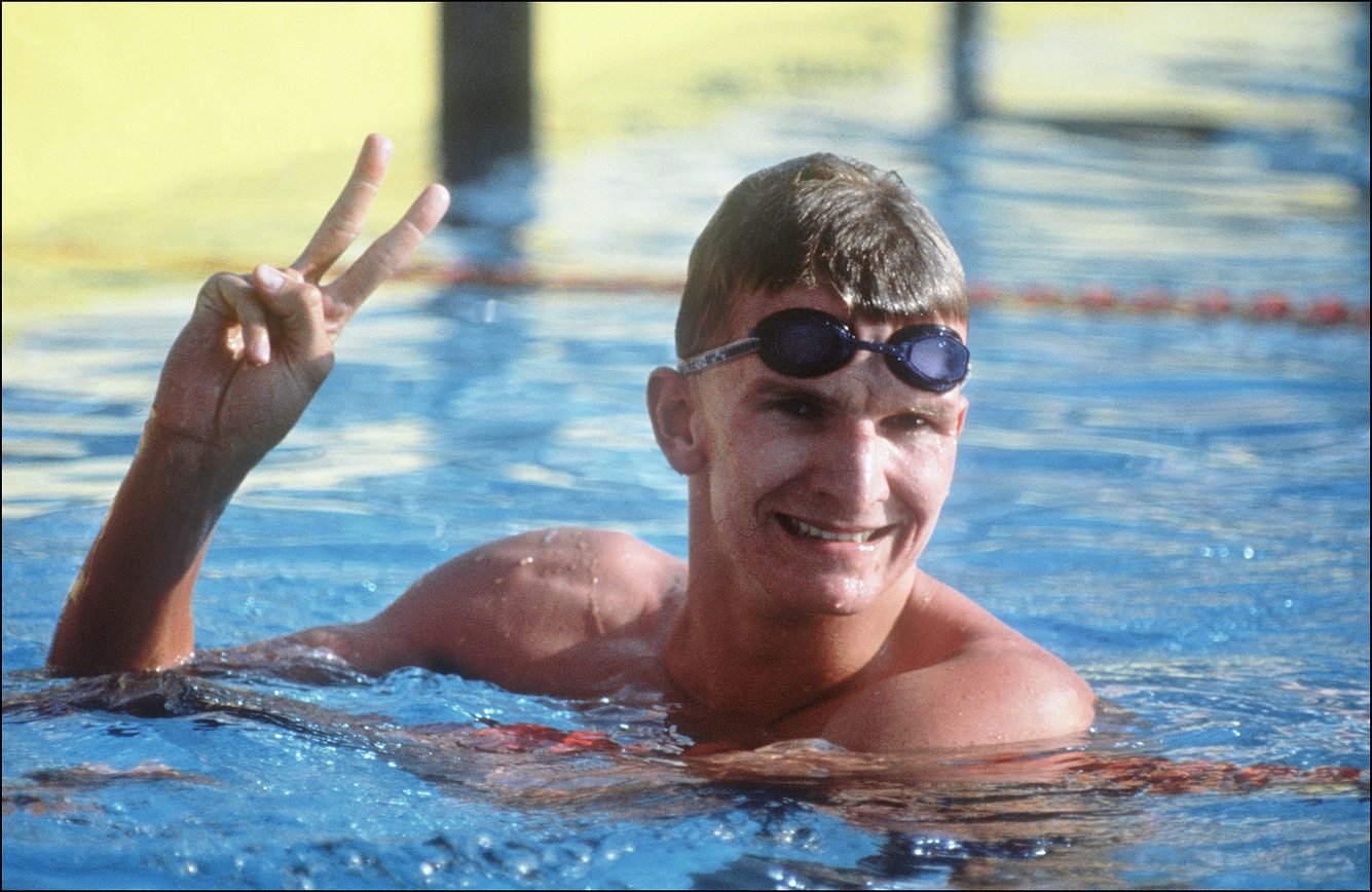 Michael Groß im Schwimmbecken, das Victory-Zeichen machend