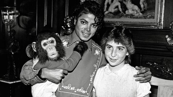 Michael Jackson mit Fan und Affe Bubbles - Foto: IMAGO / Cinema Publishers Collection