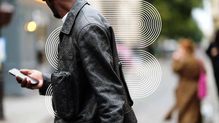 Mann, der eine Lederjacke trägt von der Seite fotografiert  - Foto: Getty Images / Edward Berthelot / Kontributor