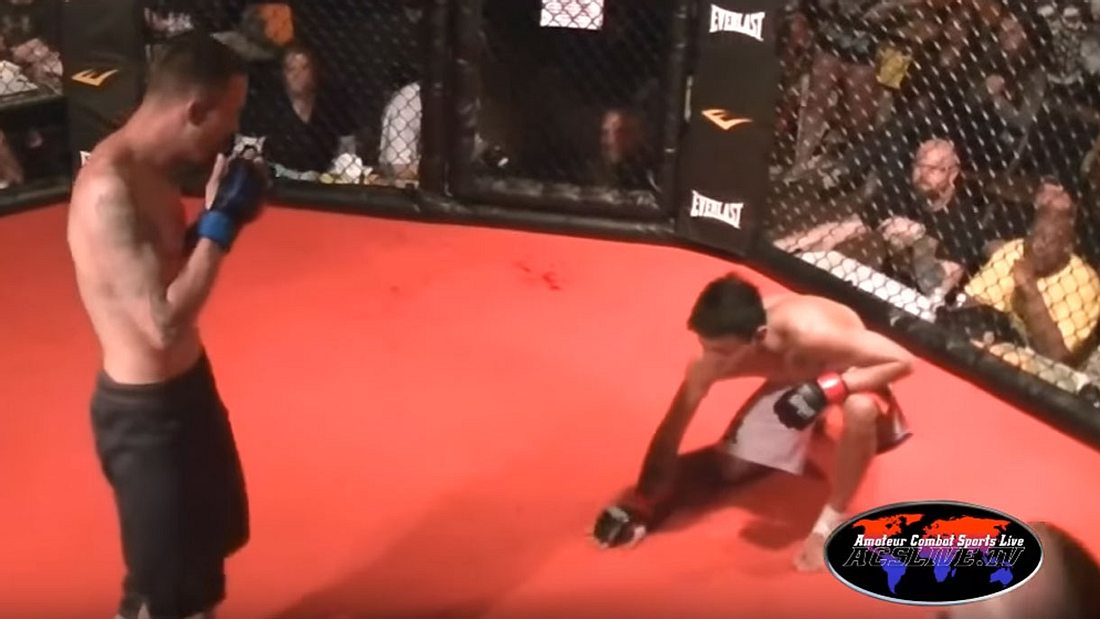 Mike Pantangco klopft auf die Matte - das Zeichen für Aufgabe MMA-Fighter Mike Pantangco dominierte den Fliegengewichtskampf nach Belieben - und gab auf!