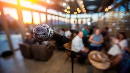 Mikrofon auf Bühne - Foto: iStock / brazzo