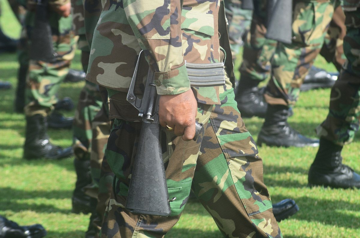 Soldaten mit Maschinengewehr