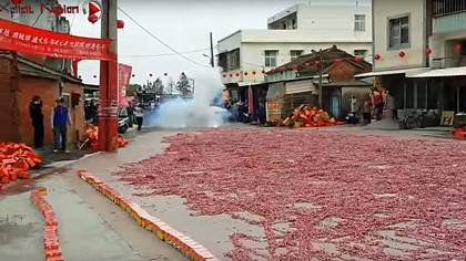 Das passiert, wenn Chinesen einem Million Böller auf einmal anzünden - Foto: YouTube/XplicitNation