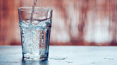 Mineralwasser im Glas - Foto: iStock / stevanovicigor