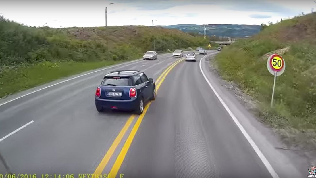 Eine Mini Cooper bremst einen LKW aus