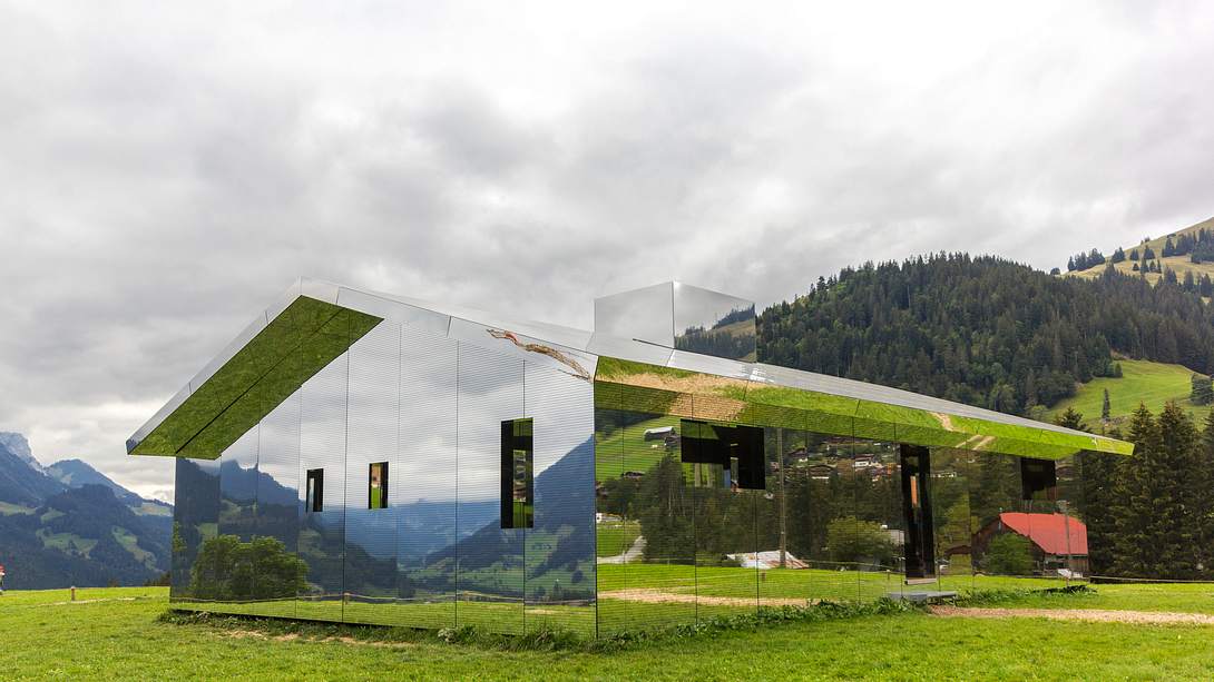 Spiegelhaus Mirage Gstaad - Foto: iStock / yuelan
